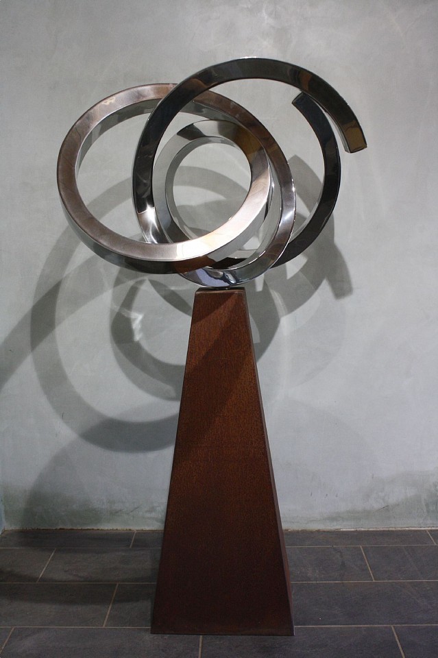 Gino Miles, Z Gala, 2021
stainless steel, 28"x40"x40" turning radius plus pyramid base 43"x18"x18"
MILE00031