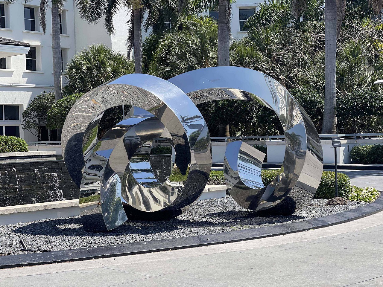 Gino Miles, Z Passage, 2022
stainless steel, 96 x 120 x 156 in.
MILE00043
$700,000