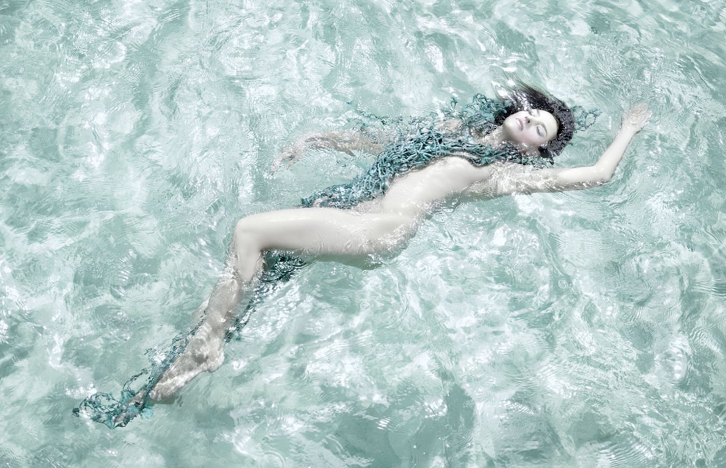 Isabelle van Zeijl, Z Make Me the Sea (full figure); edition of 6 + 2 AP, 2022
C-Print on Dibond, 40 x 62 in.
ZEIJ00077