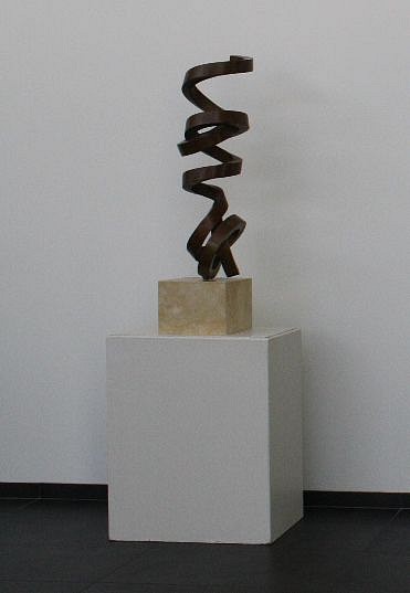 Gino Miles, Z Upshot, 2021
Bronze, 40 x 12 x 12 inches (plus base 30 x 12 x 12 inches)
MILE00052