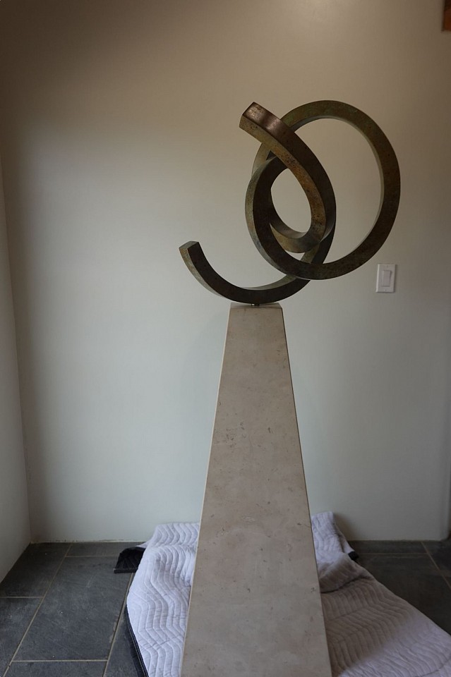 Gino Miles, Z Tilt, 2022
Bronze, 24 x 25 x 25 inches plus pyramid base 44 x 18 x 18 inches
MILE00065