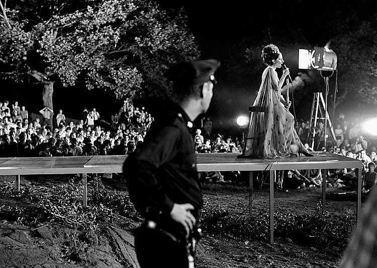 Harry Benson, Barbra Streisand Central Park New York, edition 9/35, 1967
Archival Pigment Photograph, 14 3/4 x 22 ½ image / 25 3/4 x 30 3/4 framed (+$250 frame)


BENS00006