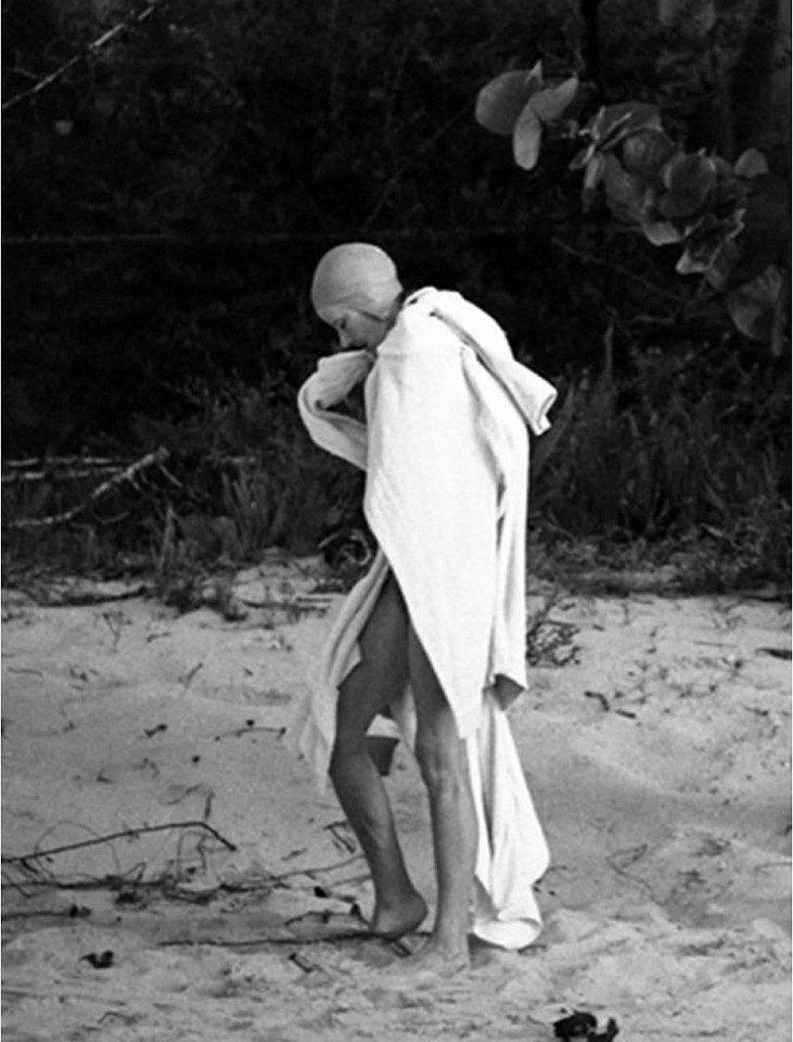 Harry Benson, Z Greta Garbo in Robe; edition of 35, 1976
30 x 24 inches $12,000, 24 x 20 inches $11,000, 22 x 17 inches $10,000 
BENS00021