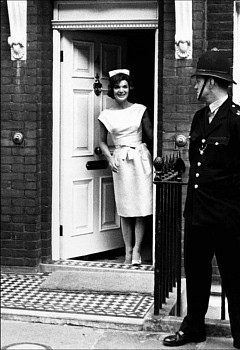 Harry Benson -&nbsp;Z Jackie in London, (In the Doorway)